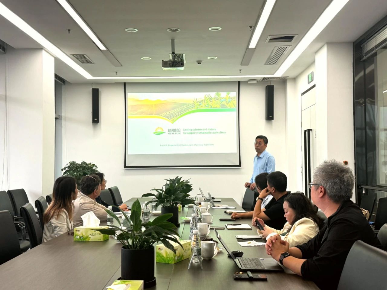 以色列駐成都總領(lǐng)事代表團(tuán)一行蒞臨新朝陽(yáng)參觀交流，共探中以農(nóng)業(yè)科技協(xié)同發(fā)展之路